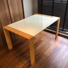 ダイニングテーブルの画像