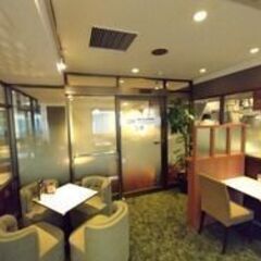 【カフェ・ルノアール 御徒町春日通り店】カフェスタッフ≪未経験OK！・学生、主婦（夫）大歓迎！≫メリット充実♪レトロで心地よいお店☆初めてのCafeバイトOK！駅近で便利☆の画像