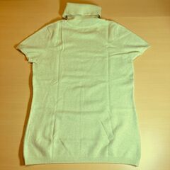 UNIQLO カシミア100%タートルネック半袖ニット（薄い黄緑）Mサイズの画像