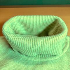 UNIQLO カシミア100%タートルネック半袖ニット（薄い黄緑）Mサイズの画像