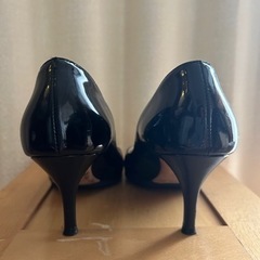 JIMMY CHOO エナメル パンプスの画像