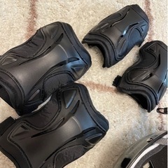 ヘルメットとサポーター子供用ほぼ新品の画像
