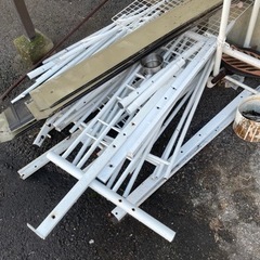 2段ベットや鉄製の脚立
