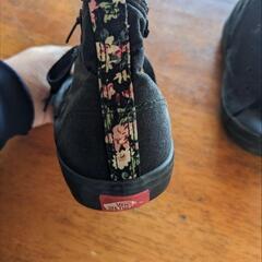 VANS　花柄×黒ハイカットスニーカー（22センチ）の画像