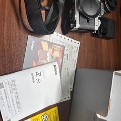 ニコン ミラーレス一眼カメラ　Zfc ズームレンズキット(サードパーティ製グリップつき)の画像