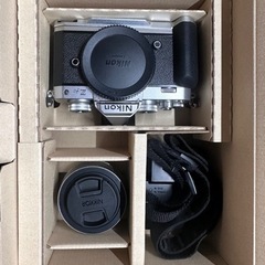ニコン ミラーレス一眼カメラ　Zfc ズームレンズキット(サードパーティ製グリップつき)の画像