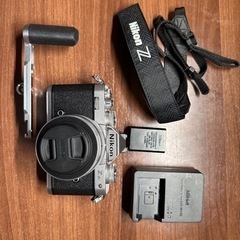 ニコン ミラーレス一眼カメラ　Zfc ズームレンズキット(サードパーティ製グリップつき)の画像