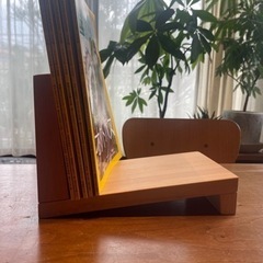 立てかけられるブックスタンド　木製の画像