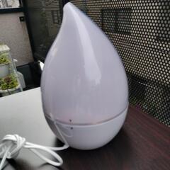 ◇ ほぼ新品 2021年製  7色に光るレインボー 加湿器家電 ...