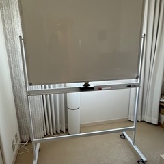 ワンタッチでくるっと回転できる両面仕様のホワイトボードの画像