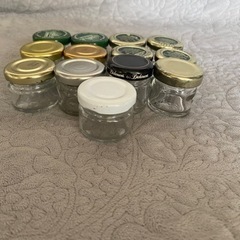 小さな　ジャムの空き瓶　13個　差し上げます。
の画像