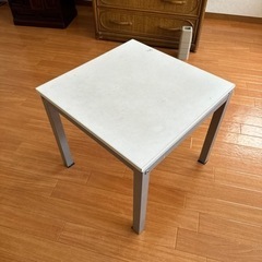 家具 スタイリッシュなテーブル 無料