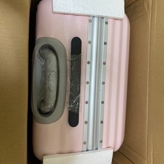 アルミスーツケース　キャリー　超軽量　Mサイズ　新品未使用　ハンドル、ベルト(未開封)、表面カバーケース(黒)つきの画像