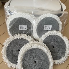 本日引取り希望⭐︎【再投稿！】力要らずで！フローリングがピカピカ✨になりツヤが出る！【状態良し！/替モップ10枚付】Umimileスプレーモップ 拭き掃除 回転 モップ フロアモップ 水 床掃除 モップ 水拭き360ml 大容量 乾湿両用　おまけ付き🛍️です🎀の画像