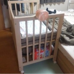 ベビーベッド　半年使用美品   モカ色の画像
