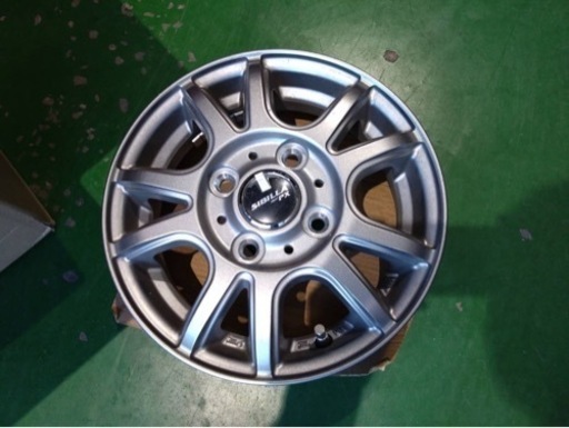 車のパーツ タイヤ、ホイール