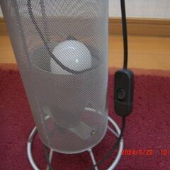 フロアライト。電球型蛍光灯付の画像