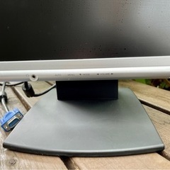 シャープ製17インチ液晶モニター　電源/D-sub入力ケーブル付中古美品の画像