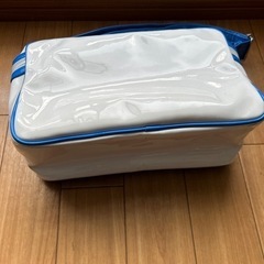 スイミングバッグとゴーグルの画像