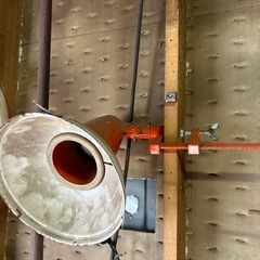 電球の無い投光器2台