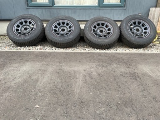 《決まりました》デイトナ　スタッドレスタイヤ215/70r16　タイヤ&ホイール4本セット