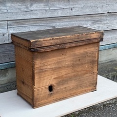 持ち手付きの古い蓋木箱 飾り台 花台 道具箱　アウトドア キャンプ 古道具の画像