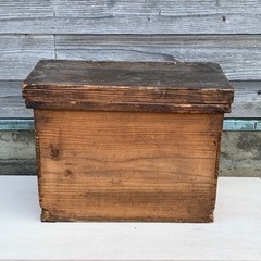 持ち手付きの古い蓋木箱 飾り台 花台 道具箱　アウトドア キャンプ 古道具の画像