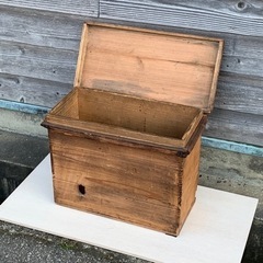 持ち手付きの古い蓋木箱 飾り台 花台 道具箱　アウトドア キャンプ 古道具の画像