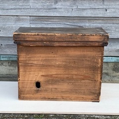 持ち手付きの古い蓋木箱 飾り台 花台 道具箱　アウトドア キャンプ 古道具の画像