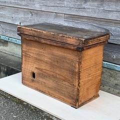 持ち手付きの古い蓋木箱 飾り台 花台 道具箱　アウトドア キャンプ 古道具の画像