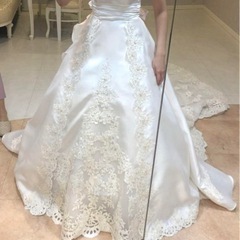 ウエディングドレス サテン ゴールド 刺繍の画像