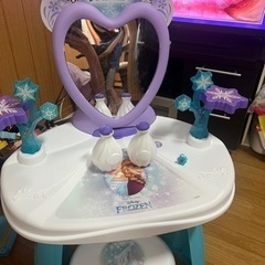お値下げ　アナ雪ドレッサー　おもちゃ ままごと