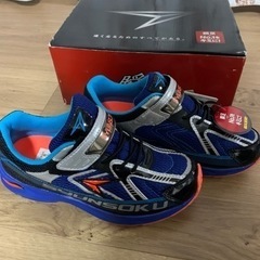 新品タグ付　瞬足　22.5cm 3E　の画像