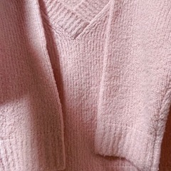 レディースのVネック　ショート丈のニットの画像