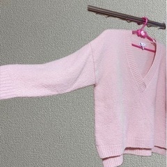 レディースのVネック　ショート丈のニットの画像