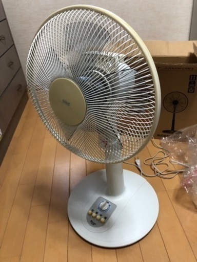 リビング扇風機　ホワイト系