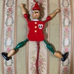 ピノキオ壁掛け(動きます)とピノキオピンバッジの画像