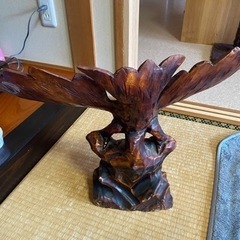 木彫り鷹の置物
の画像