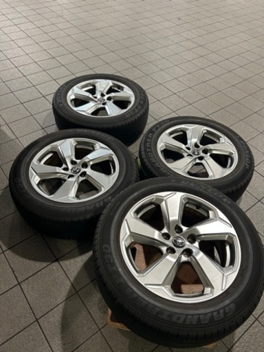 トヨタＲＡＶ4純正18インチアルミ&タイヤ　ホイールにガリ傷はありません‼️