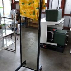 ローラー付きスタンドミラー