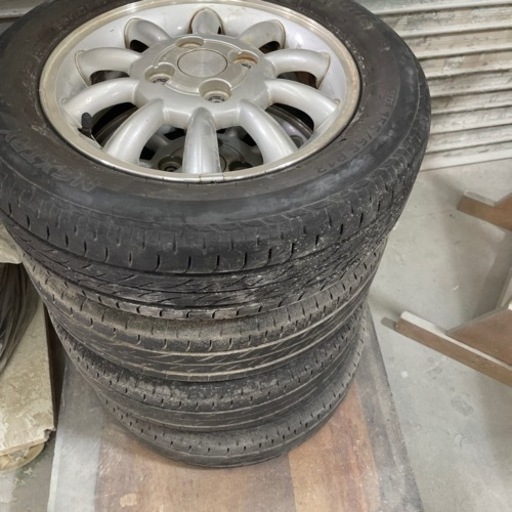 車のパーツ タイヤ、ホイール