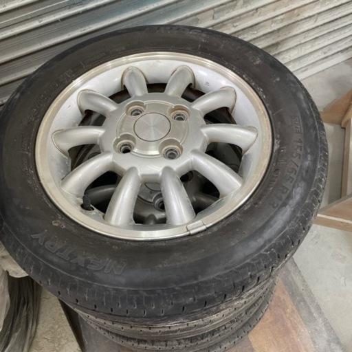 車のパーツ タイヤ、ホイール