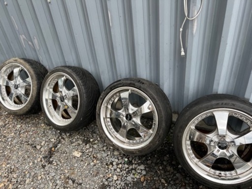 車のパーツ タイヤ、ホイール