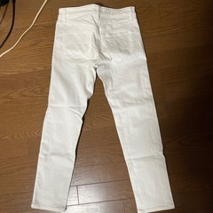 ユニクロ　白スキニー　メンズの画像