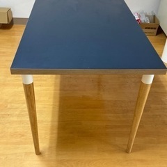 i IKEAテーブルネイビーの画像