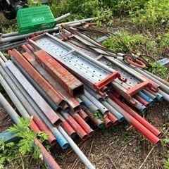 足場板単管パイプ鉄パイプ枠足場ワイヤー玉掛け土木建設道具いろいろの画像