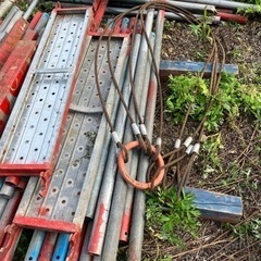 足場板単管パイプ鉄パイプ枠足場ワイヤー玉掛け土木建設道具いろいろの画像