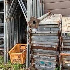 足場板単管パイプ鉄パイプ枠足場ワイヤー玉掛け土木建設道具いろいろの画像