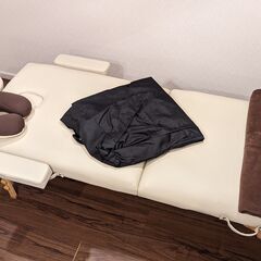 マッサージベッド折りたたみ・ケース＆付属パーツ付きの画像