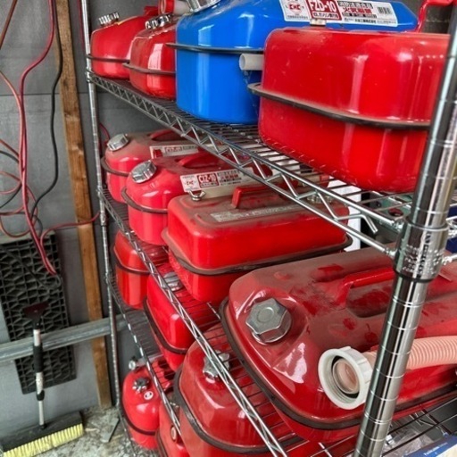 中古携行缶　沢山　1個2200円